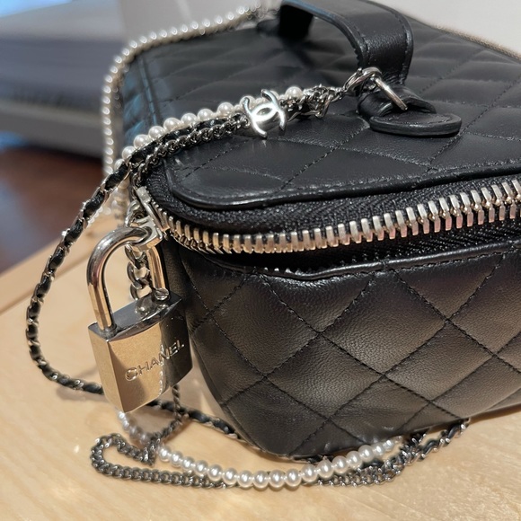 💓SOLD💓Chanel Quilted Lambskin Vanity Makeup Chain Bag - Picture 4 of 14